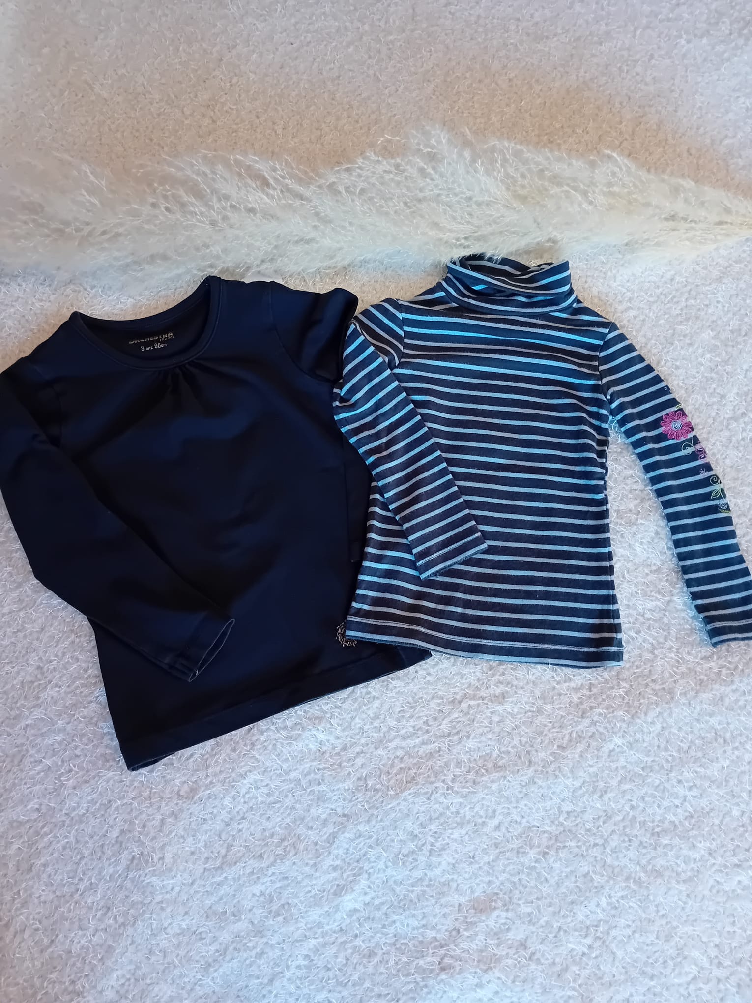 1 sous pull et 1 T.shirt col rond